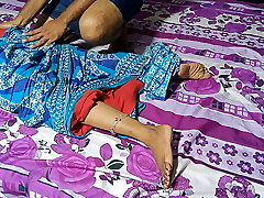 Dost Ki Maa Ne Peeth Malish ke Bahane Se Choot Chudai Bang-out