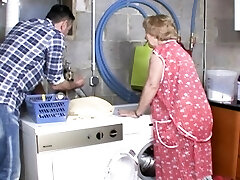 Oma Gudrund in dem Waescheraum gefickt Oma Gudrund in dem Waescheraum gefickt