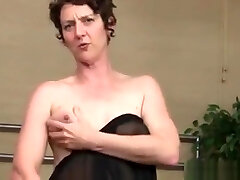 madura milf le da un entrenamiento a su coño peludo madura milf le da un entrenamiento a su coño peludo