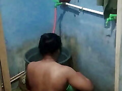 Take a shower first to be clean and fragrant Take a shower first to be clean and fragrant