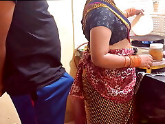 Desi bhabhi kitchen me khana bana rahi thi tabhi devar ne piche le bhabhi ki Desi bhabhi kitchen me khana bana rahi thi tabhi devar ne piche le bhabhi ki