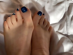 Foot fetish. Mistress Lara displays her wondrous feet and long toes