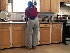 Syrian Wife Lets 18 Year Old German Sonnie Fuck Her In The Kitchen