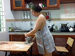 hora de los raviolis! cocina desnuda. regina noir, cocinera nudista en un complejo hotelero nudista. criada desnuda. ama de casa desnuda. bromista