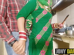 Newly married bhabi boned by her devar in kitchen- Devar ne bhabi ke laakh mana karne pe bhi chod diya- Jony Darling