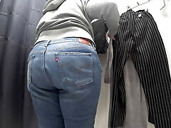 在一家公共商店的试衣间里，相机拍摄了一个胖乎乎的摩洛伊斯兰解放阵线，穿着透明内裤的华丽屁股。 波格。