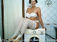 lukerya prende in giro con il suo corpo a casa in cucina