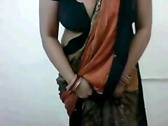 कैम पर एक भारतीय गृहिणी द्वारा बड़े स्तन के गर्म शो 