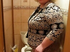Mature woman with a hairy by a pussy, peeing in the rest room)