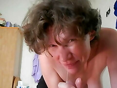 Amateur Mature MILF Eagerly Sucks Son-in-law's Cock