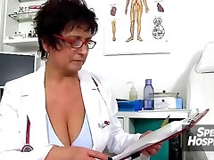 Acidi adolescente eiacula un sacco di sperma sulle gambe calde milf infermiera Maya