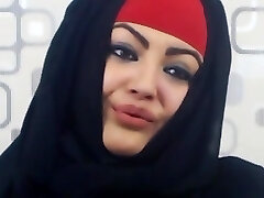 Muslim babe flashing off the goods Muslim babe flashing off the goods