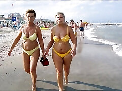 Queens ON THE BEACH