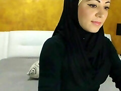 Stunning Arabic Beauty Ejaculates on Camera