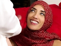 Muslim stunner gets massaged