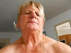 Fucking a uber-sexy older lady