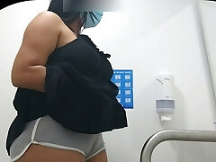 CAMERA Grasping CAMELTOE OF Chick WITH BIG ASS IN PUBLIC BATHROOM