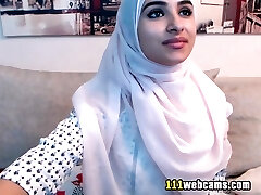 Amateur beautiful big ass arab teenager camgirl posing in front of the web cam