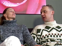 Rosali fickt mit Ihrem freund und seinem Vater auf der Porn Couch