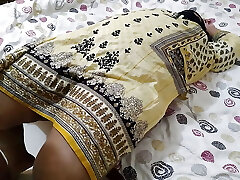 Padosi Scorching Aunty ko chodne ke liye majboor kiya - Nandita aunty without pajama and Tough screw while resting on bed