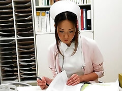 asiático enfermera conseguir su húmedo coño de color rosa desprotegido