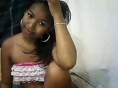webcam avec une petite malgache aux seins parfaits
