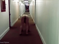 A lustful couple decided to publicly tear up in the corridor of the hotel.