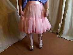  丁香伴娘礼服，粉红色的衬裙和平台高跟鞋