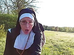 эта монахиня наполняет свою задницу спермой перед тем, как пойти в церковь!!
