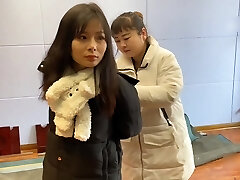 两个中国女孩试图束缚