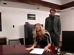 Nicole fickt im Büro