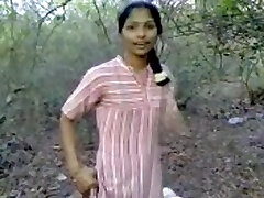 Hart indischen Brustwarzen und haarige pussy aufgenommen im park