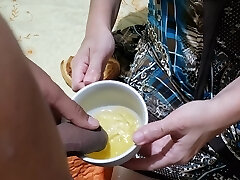 性感的女孩喝尿尿在一个杯子，而吃一个饼干