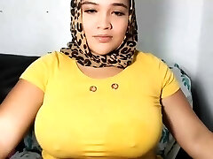 Buxom Camgirl With Pierced Nipples Masturbate