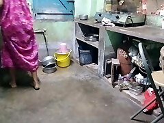 Indian bengali maid kitchen pe kam kar rahi thi moka miltahi maid ko jabardasti choda malik na.