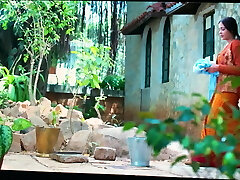 sexy maid gimiendo & escupir, cum homenaje