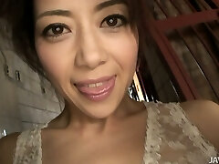 Japonais milf Maki Hojo vous cherchez à chaud et sexy dans sa lingerie