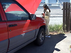 अटक बुत नौकरी दिन-वैनेसा एक ट्रक में अटक जाता है
