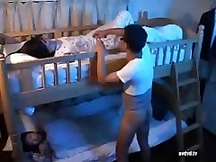 Desagradable despertado macho entra en la habitación de su hermana y seduce a su