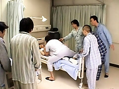 infirmière asiatique cramponnée