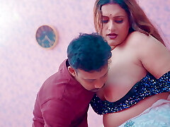 milf lady a offert ses gros seins et son sexe hardcore à son client