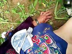 kinesiska mormor i naturen