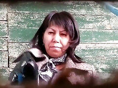 Las adolescentes de escritura en la calle inodoro 12
