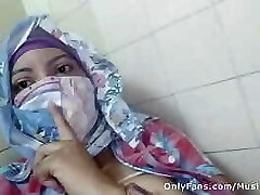 Real Arab عرب وقحة كس Sins In Hijab By Splattering Her Muslim Snatch On Webcam ARABE RELIGIOUS Intercourse