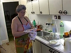 толстая женщина с большими сиськами трахает свою киску своей секс-игрушкой