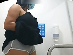 CAMERA CAPTURING CAMELTOE OF GIRL WITH BIG Backside IN PUBLIC Shower