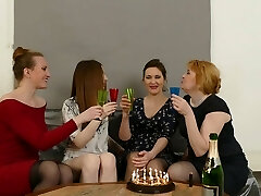 gruppo lesbiche diteggiatura sul divano con inessa & miroslava