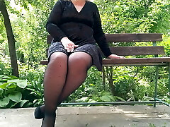Wild milf in pantyhose pissing in the park on a bench – rear sight