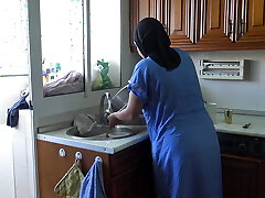 беременная египетская жена получает натуральную сперму во время мытья посуды