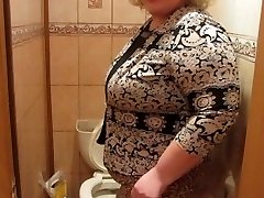 Mature doll with a hairy by a cooter, pissing in the toilet)